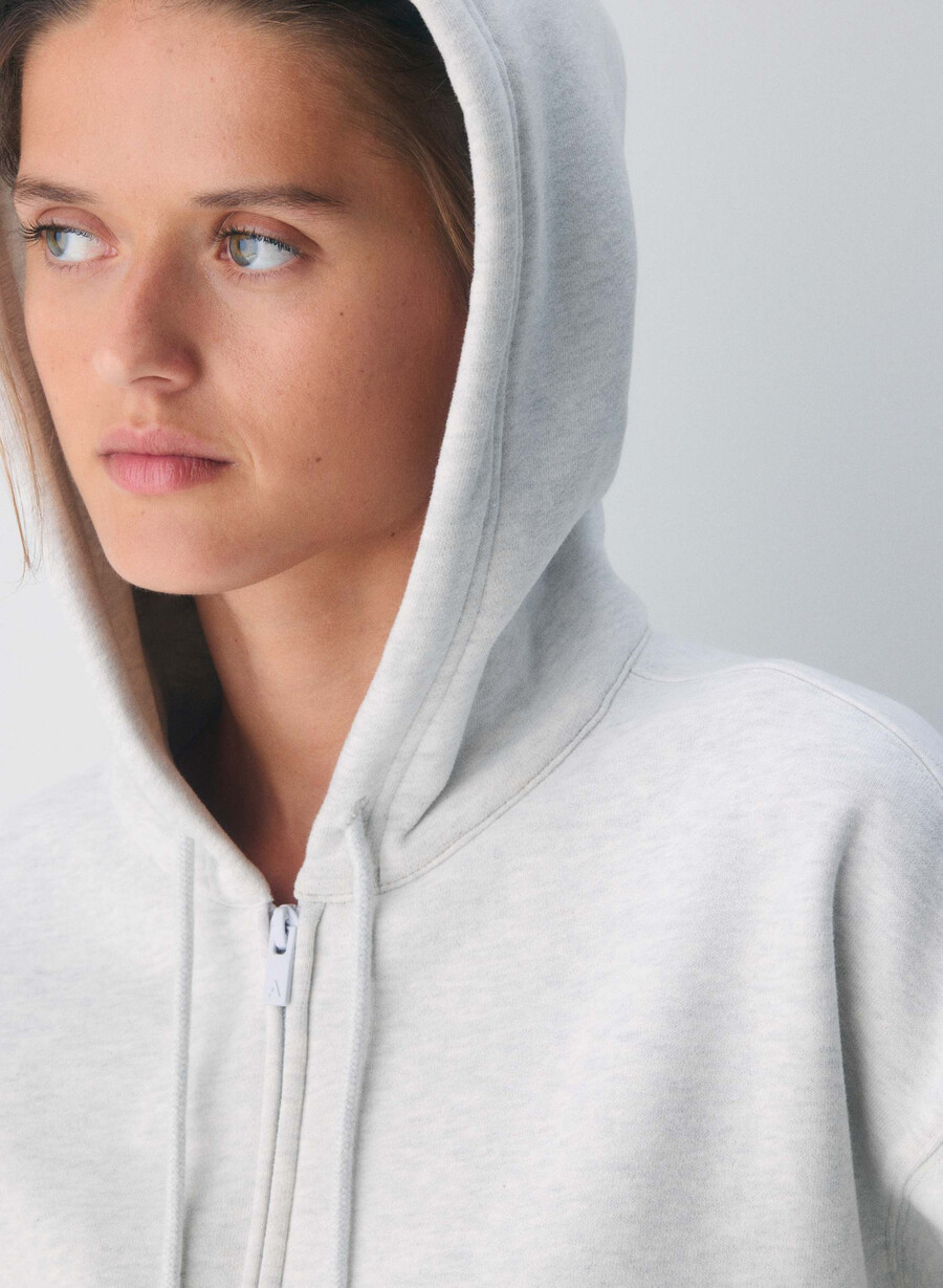 mysig fleece-huvtröja med pojkvänsmotiv och dragkedja i vit ljung