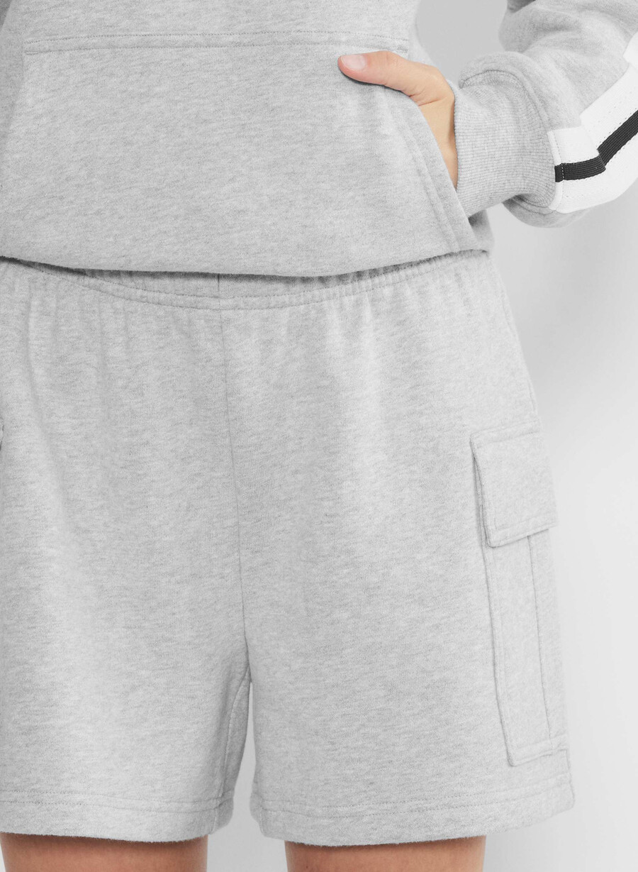 mysig fleece mega cargo shorts till mitten av låret i krommelerad ljung