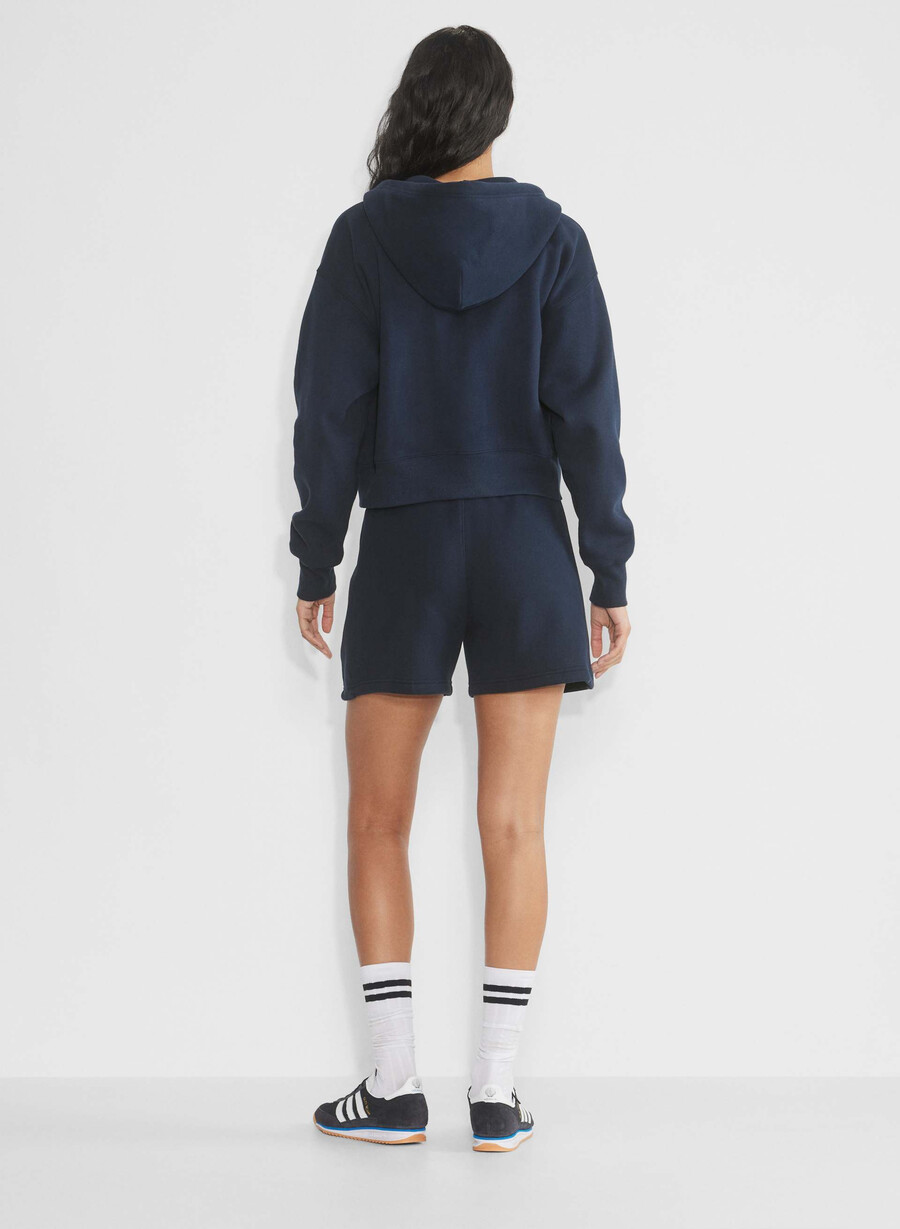 mysiga fleece shorts i pojkvänmodell mitt till låret admiral