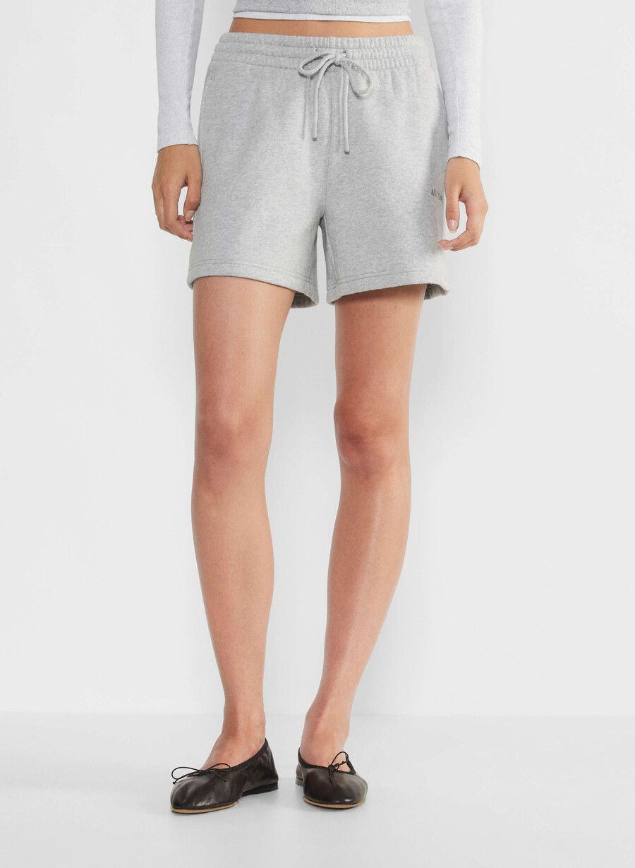 mysiga fleece shorts i pojkvänmodell med mitten av låret ljuvliga krommar