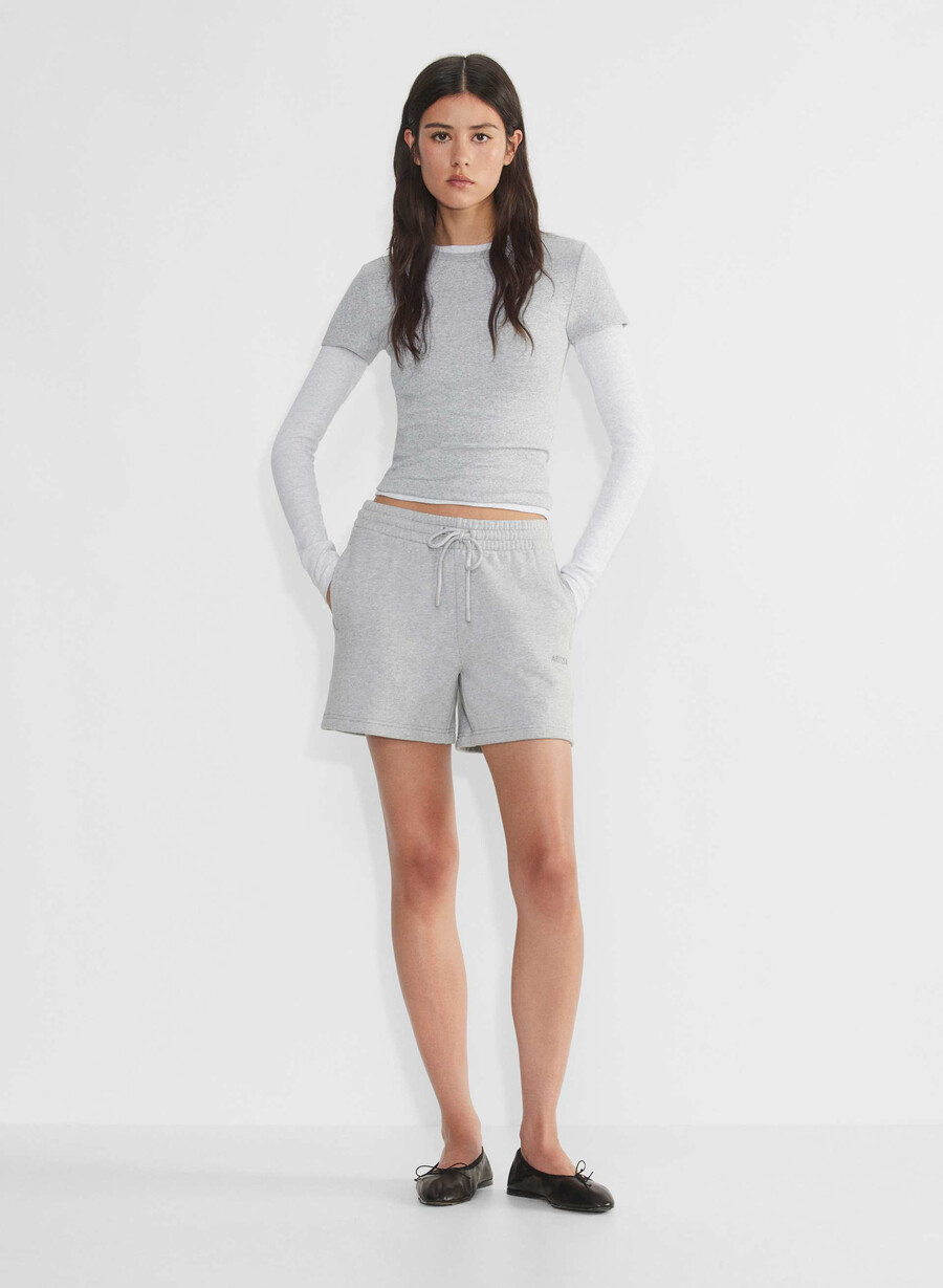 mysiga fleece shorts i pojkvänmodell med mitten av låret ljuvliga krommar