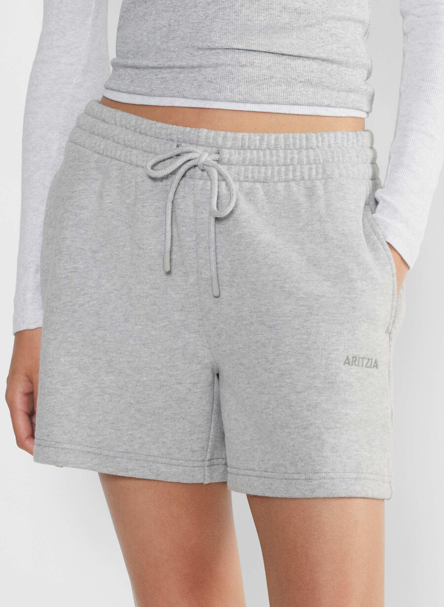mysiga fleece shorts i pojkvänmodell med mitten av låret ljuvliga krommar