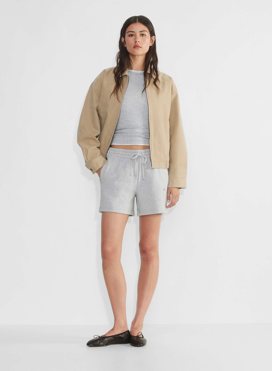 mysiga fleece shorts i pojkvänmodell med mitten av låret ljuvliga krommar