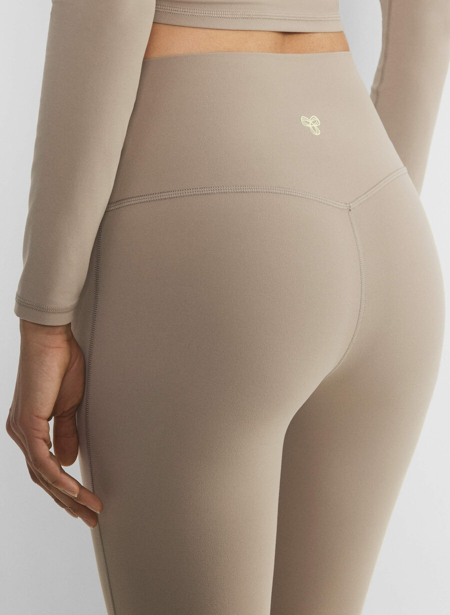 butter cheeky höghöjdsleggings med utsvängda toppar nomad taupe