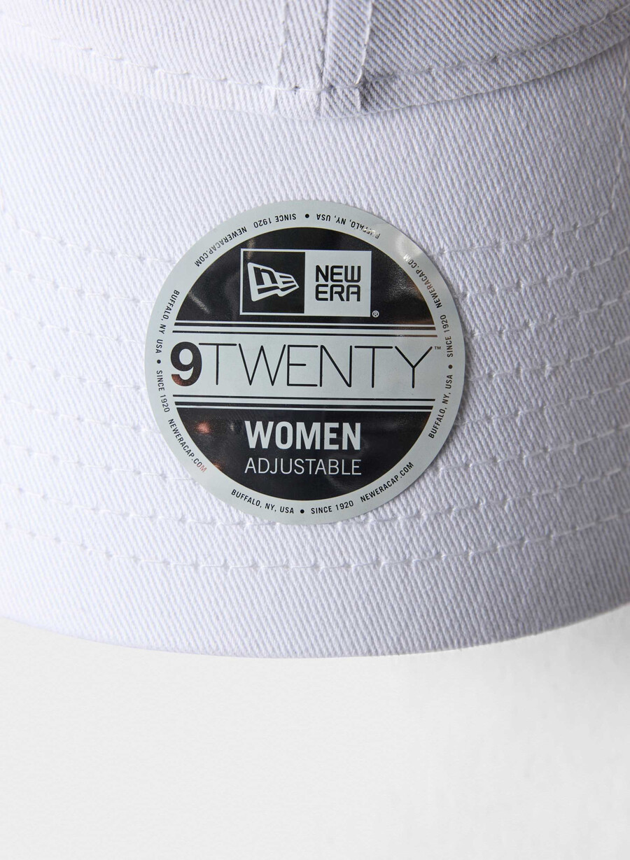 new era x aritzia 9twenty keps vithero guld