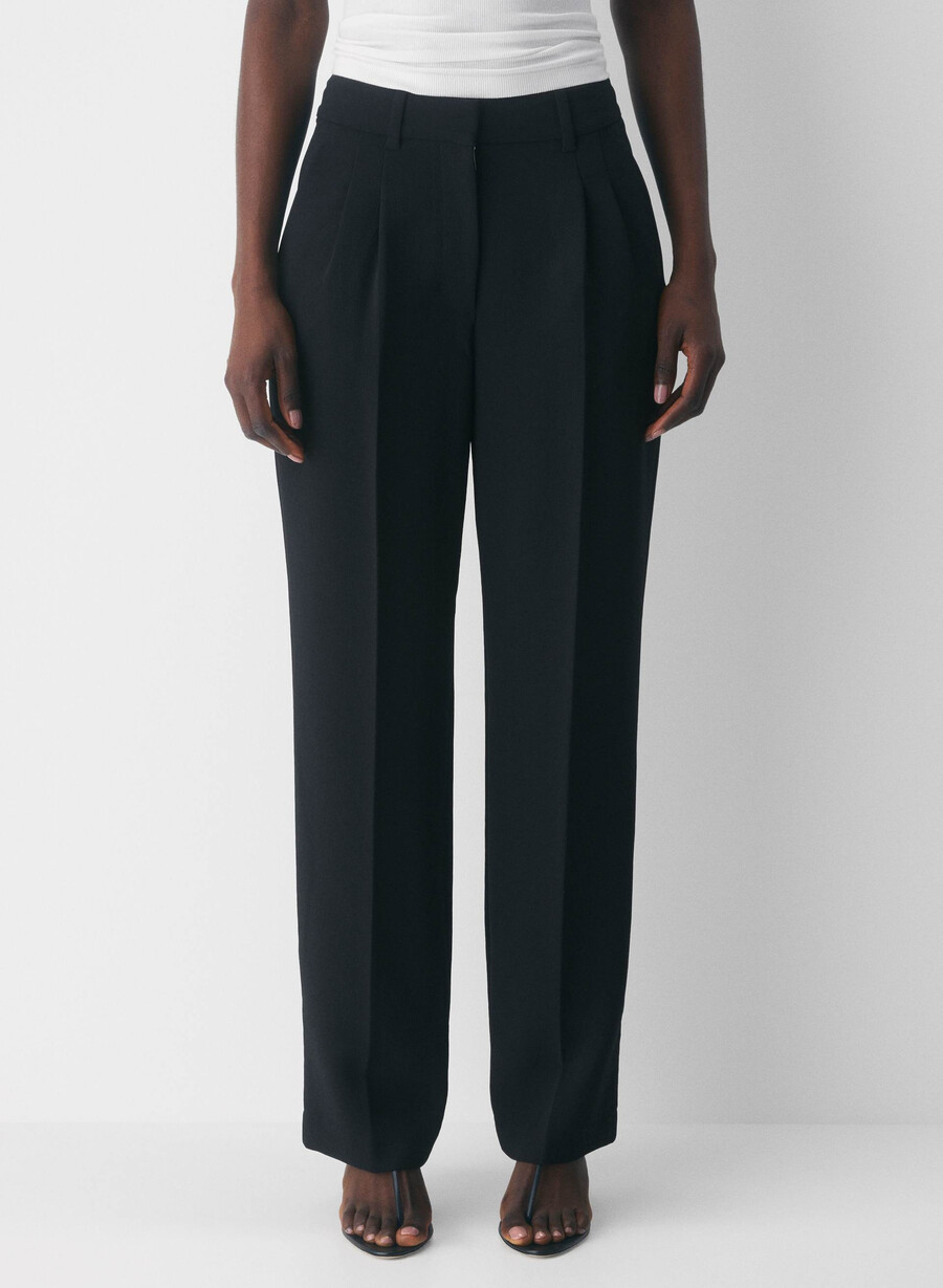 the effortless pant curve-fit - crepette svart