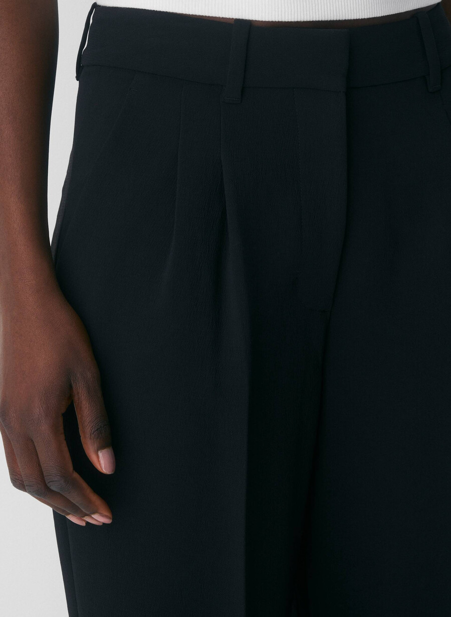 the effortless pant curve-fit - crepette svart