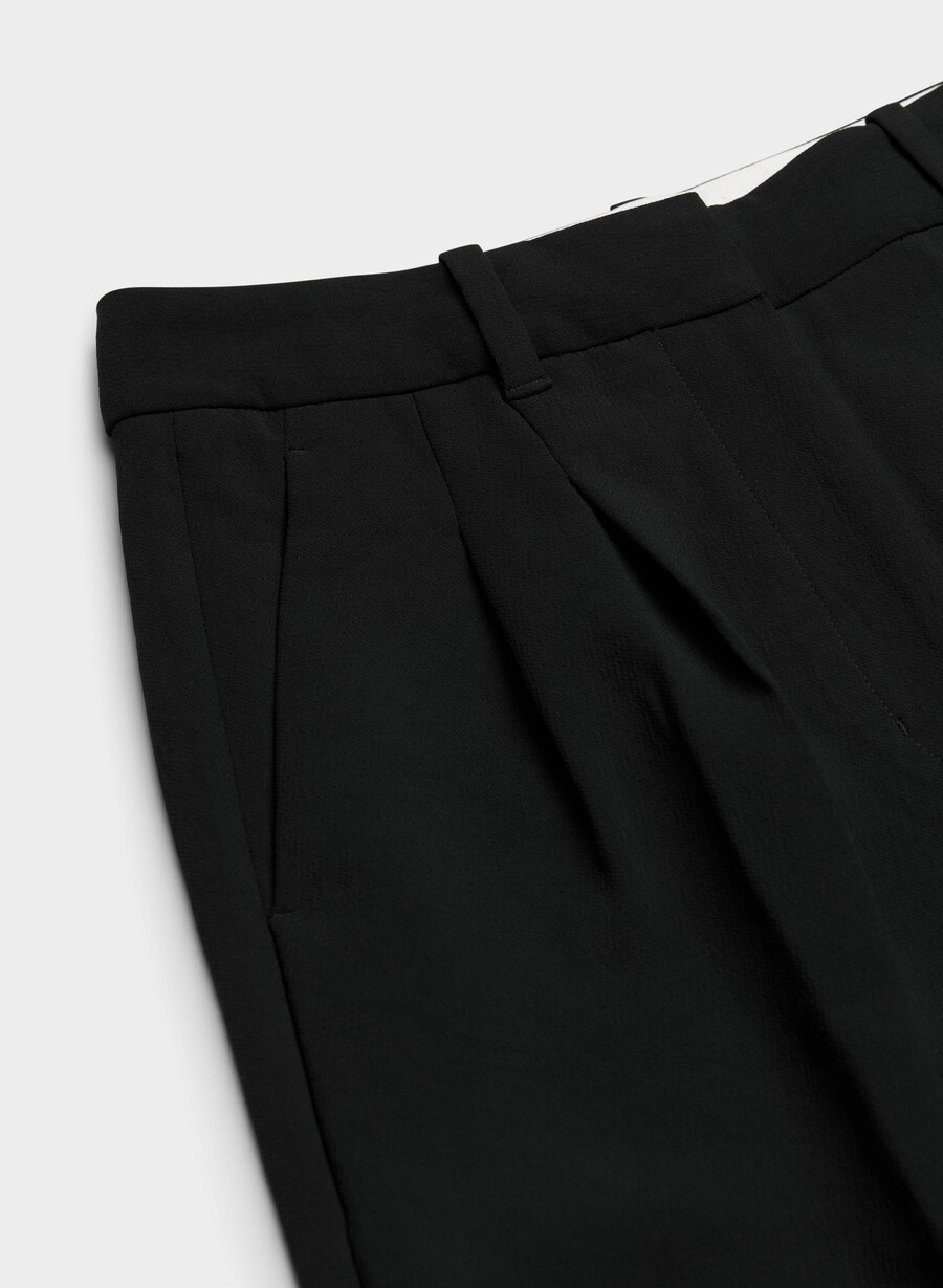 the effortless pant curve-fit - crepette svart