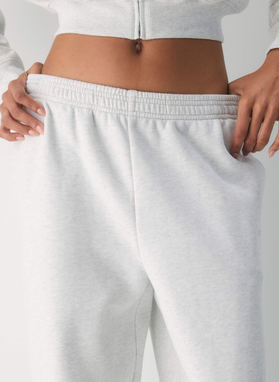 mysig fleece-sweatpant med pojkvänsmotiv i bomull heather cloud white
