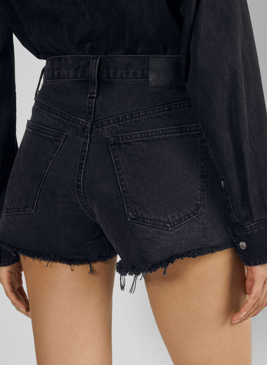 denim forum 90-tals vintage cut-off jeansshorts svart eyeliner