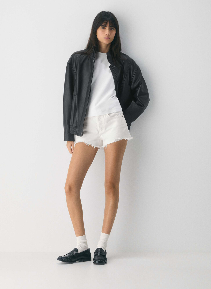 denim forum 90-talets vintage cut-off jeansshorts en liten vit lÖgn