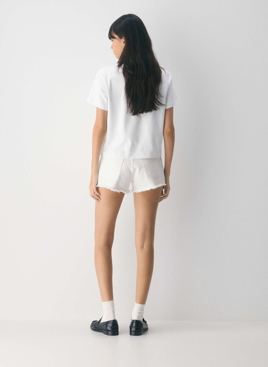 denim forum 90-talets vintage cut-off jeansshorts en liten vit lÖgn