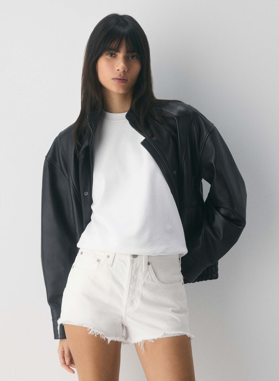 denim forum 90-talets vintage cut-off jeansshorts en liten vit lÖgn