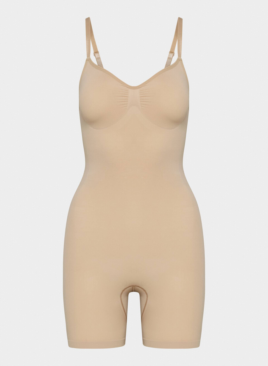 shapeenhance sömlös bodysuit till mitten av låret mjuk brun