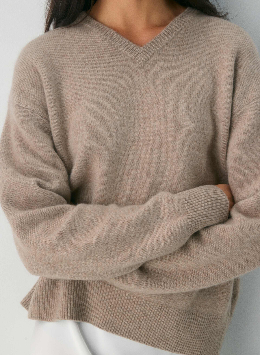essential cashmere avslappnad v-ringad tröja undyed hthr nmd taupe