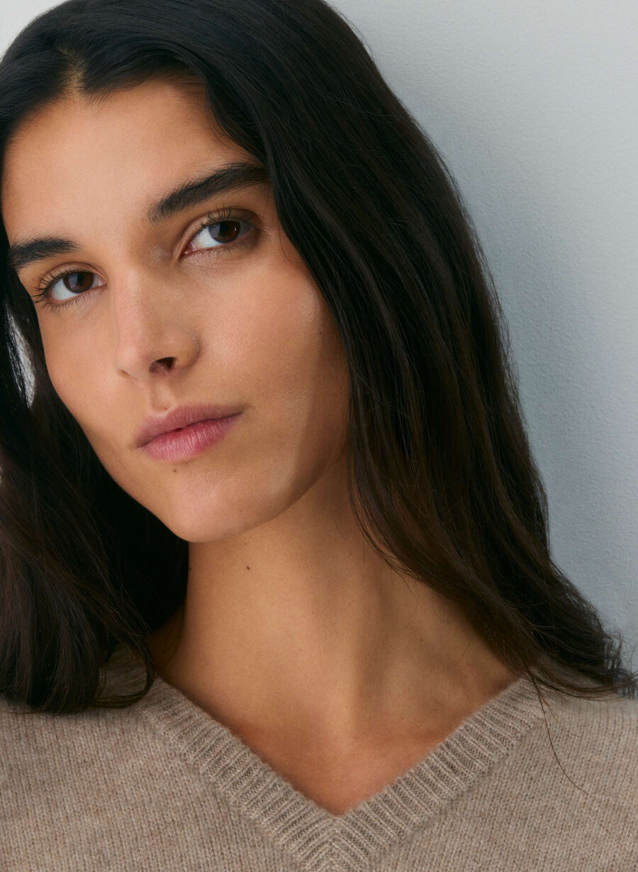essential cashmere avslappnad v-ringad tröja undyed hthr nmd taupe