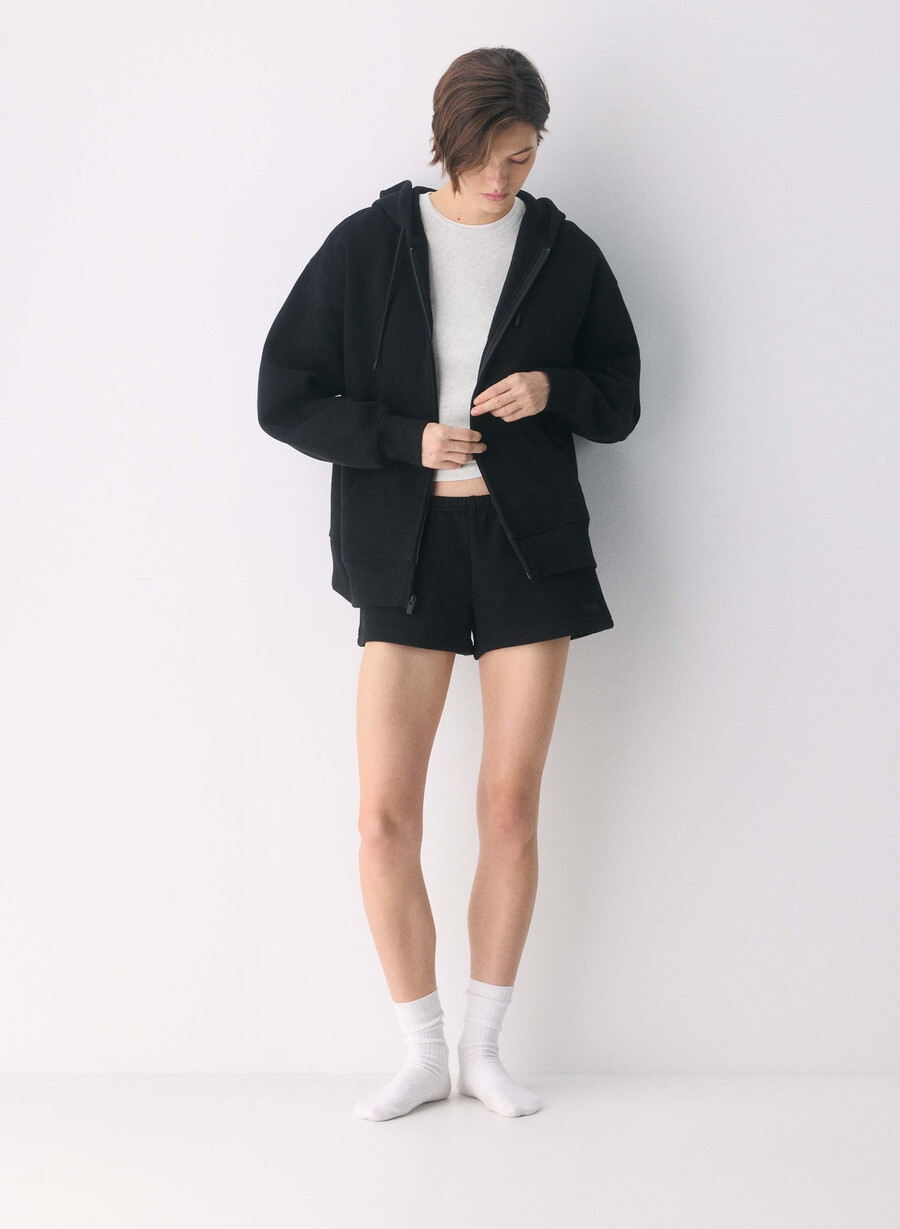 mysig fleece-huvtröja med dragkedja och pojkvänmönster svart