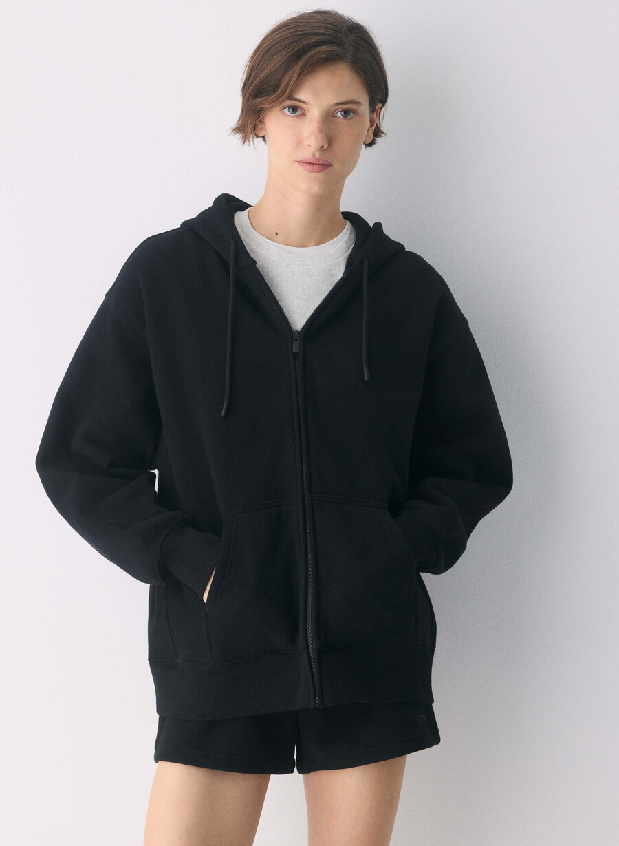 mysig fleece-huvtröja med dragkedja och pojkvänmönster svart