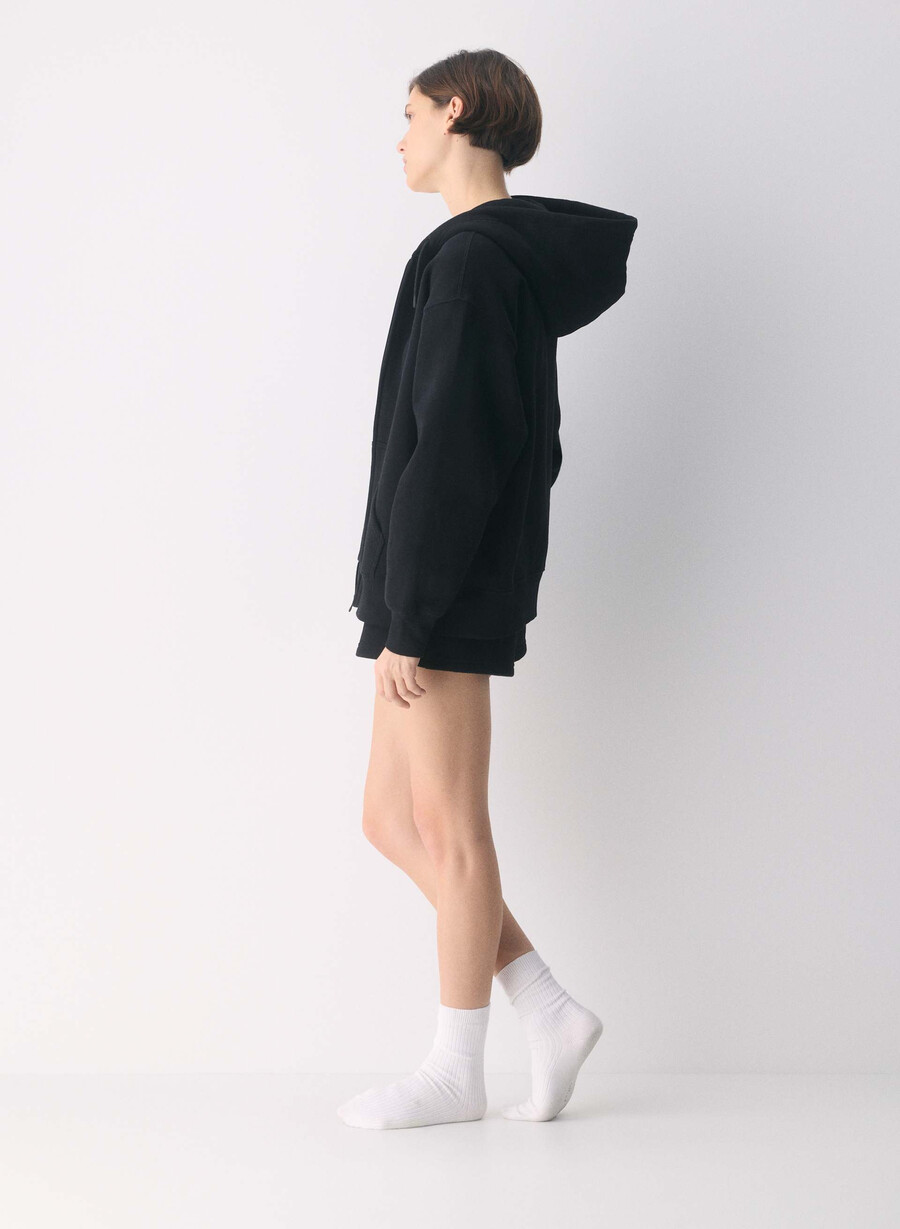mysig fleece-huvtröja med dragkedja och pojkvänmönster svart