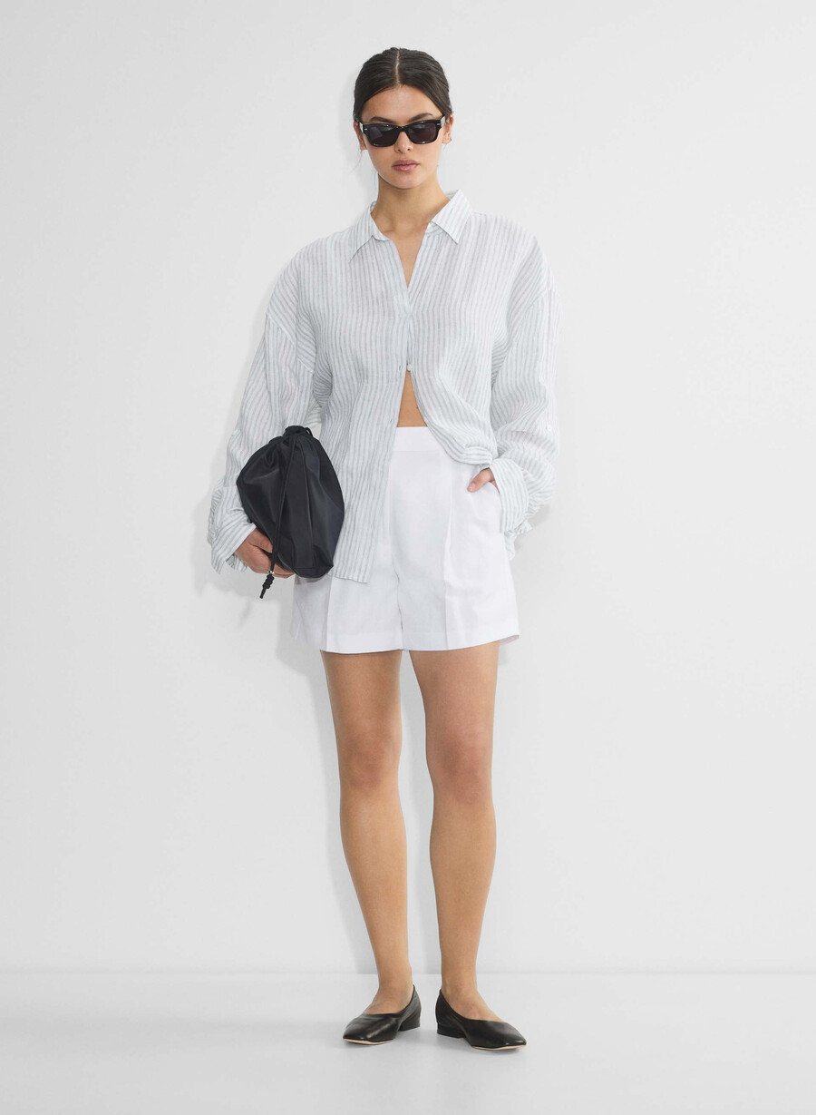 the effortless short curve-fit mid-large-t-shirt vita