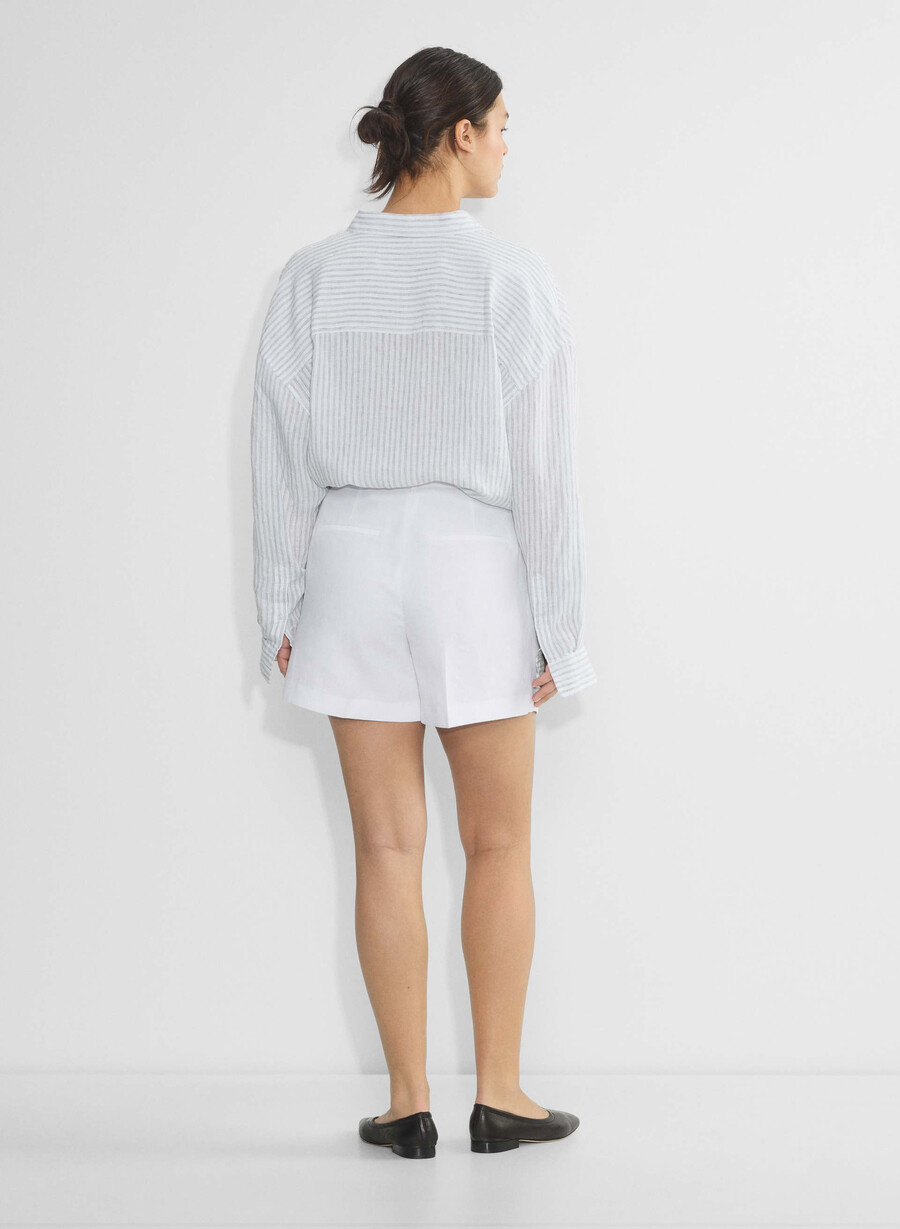 the effortless short curve-fit mid-large-t-shirt vita