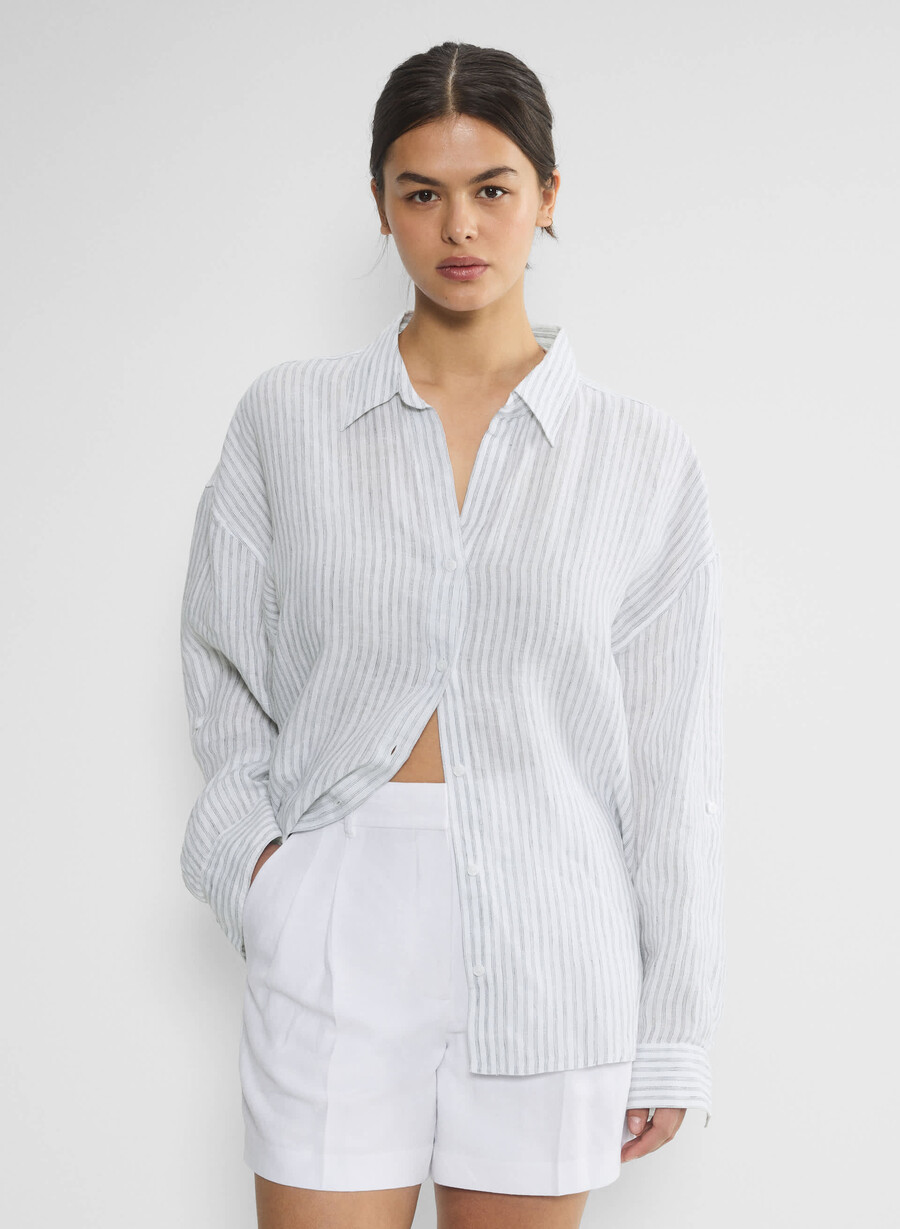 the effortless short curve-fit mid-large-t-shirt vita