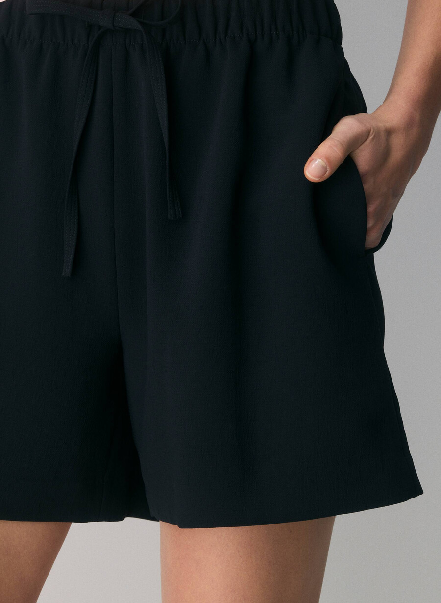 the lodge short mid-thigh - crepette svart