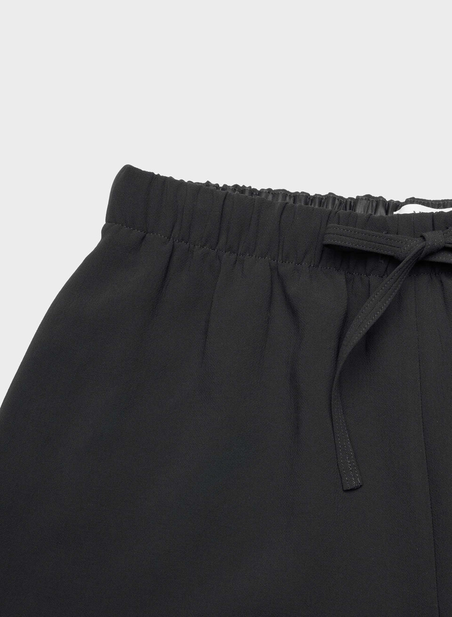 the lodge short mid-thigh - crepette svart