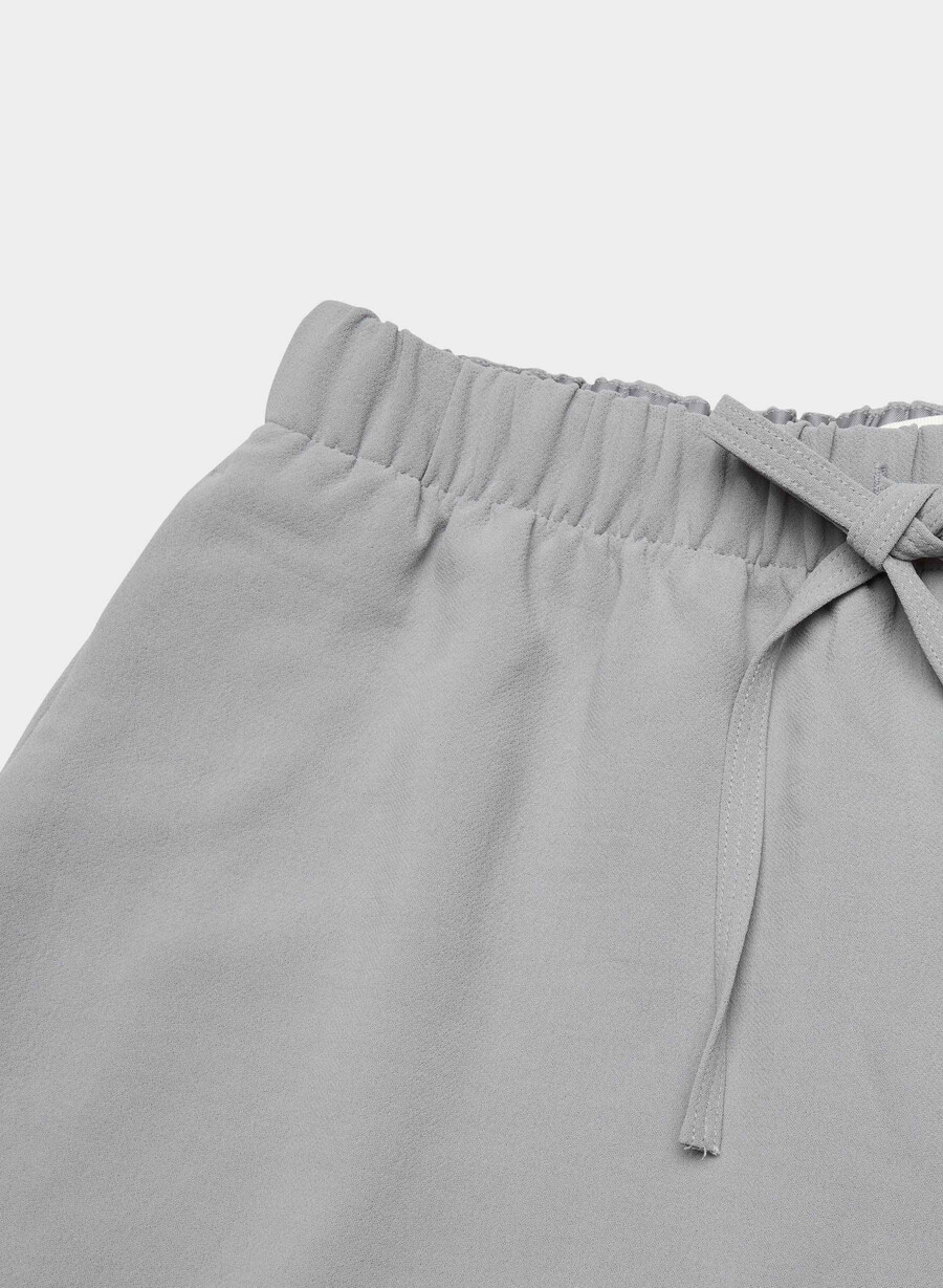 the lodge short mid-thigh - crepette riverstone grey