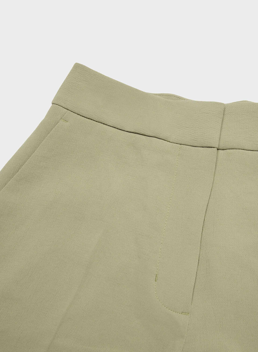limitless short curve-fit mid-thigh - crepette soltorkade oliv