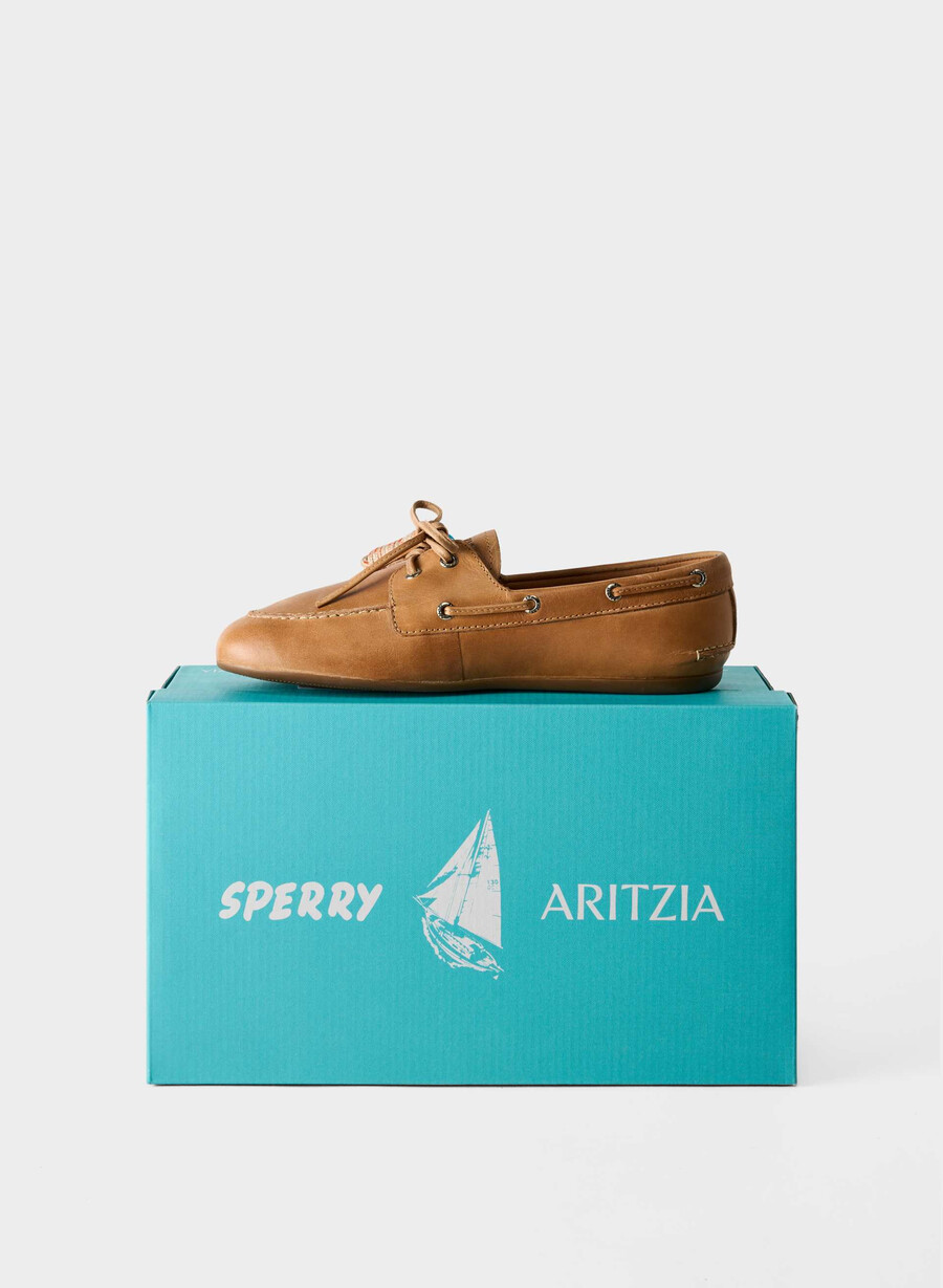 sperry x aritzia slim boat shoe - slät läder sahara sand