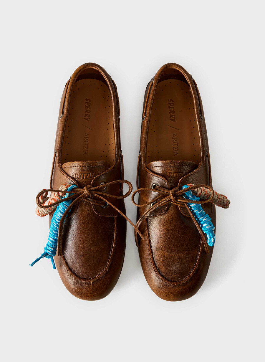 sperry x aritzia slim boat shoe - slät läder distressed choc brown