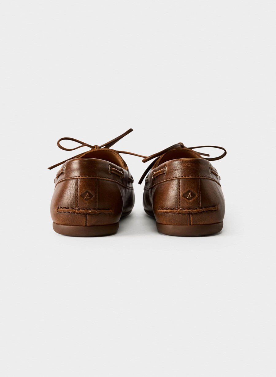 sperry x aritzia slim boat shoe - slät läder distressed choc brown