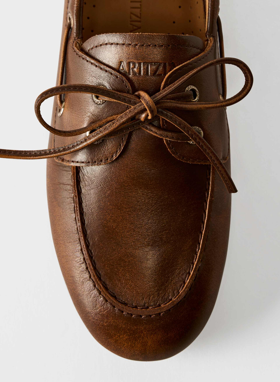 sperry x aritzia slim boat shoe - slät läder distressed choc brown
