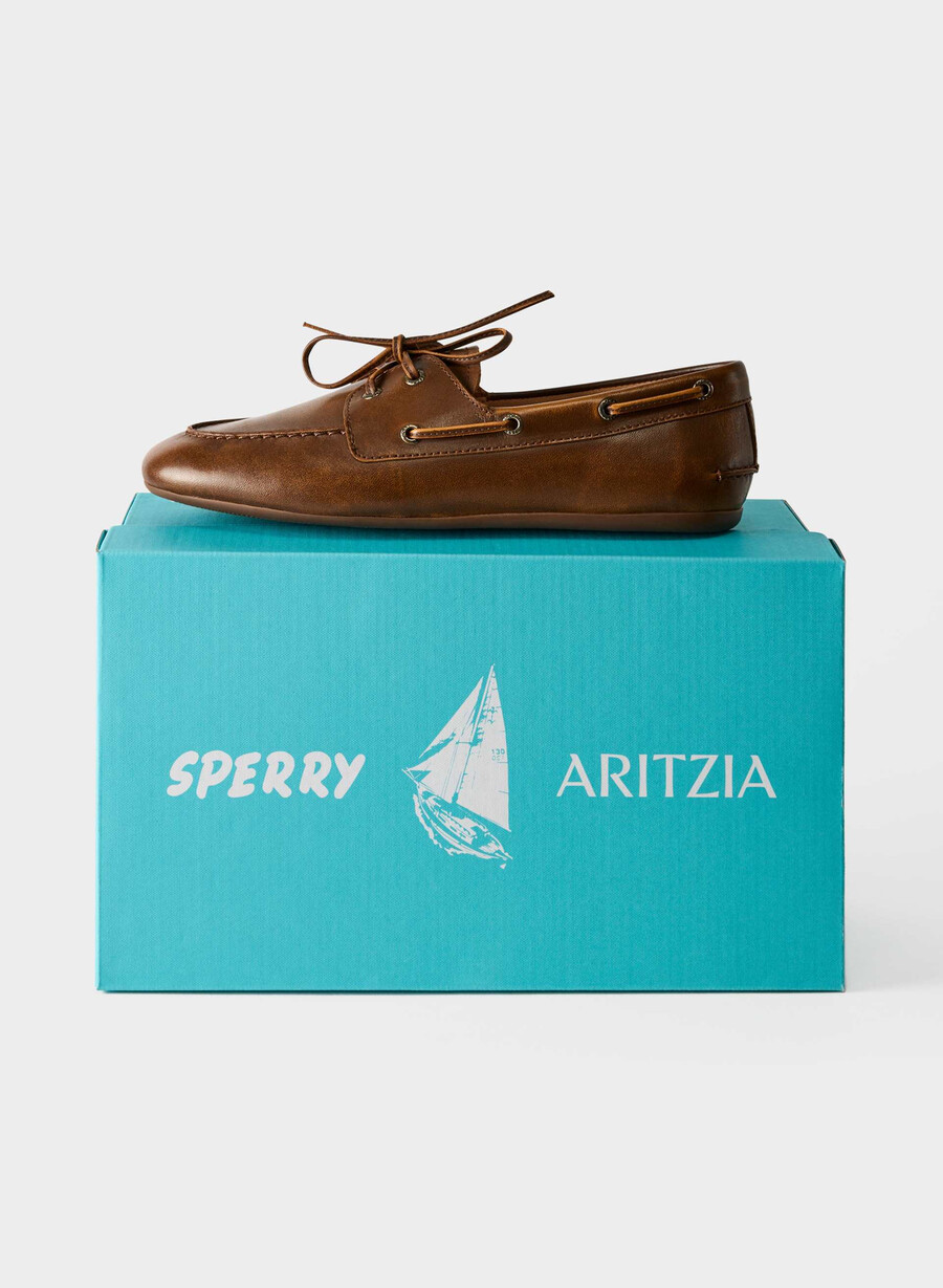 sperry x aritzia slim boat shoe - slät läder distressed choc brown