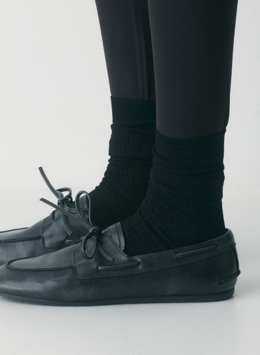 sperry x aritzia slim boat shoe - slät läder distressed svart