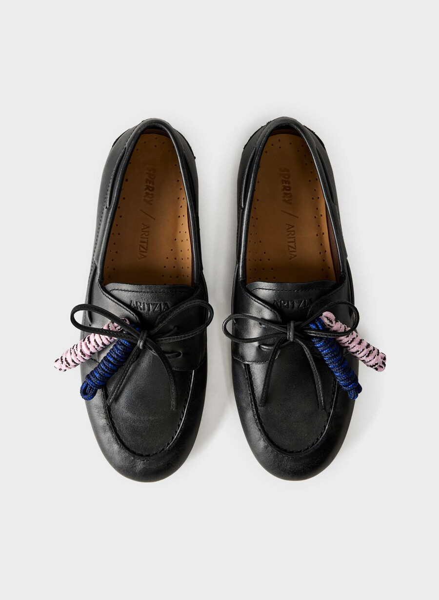 sperry x aritzia slim boat shoe - slät läder distressed svart