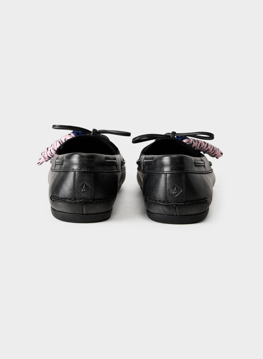 sperry x aritzia slim boat shoe - slät läder distressed svart