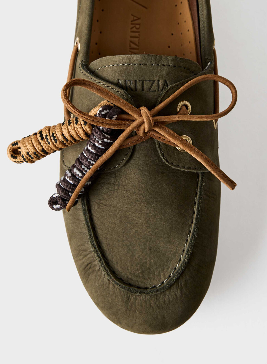 sperry x aritzia slim boat shoe - nubuckläder dk willow green