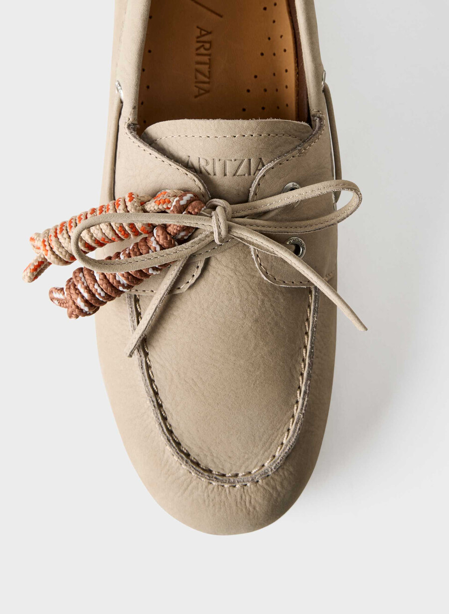 sperry x aritzia slim boat shoe - nubuckläder mainstay beige