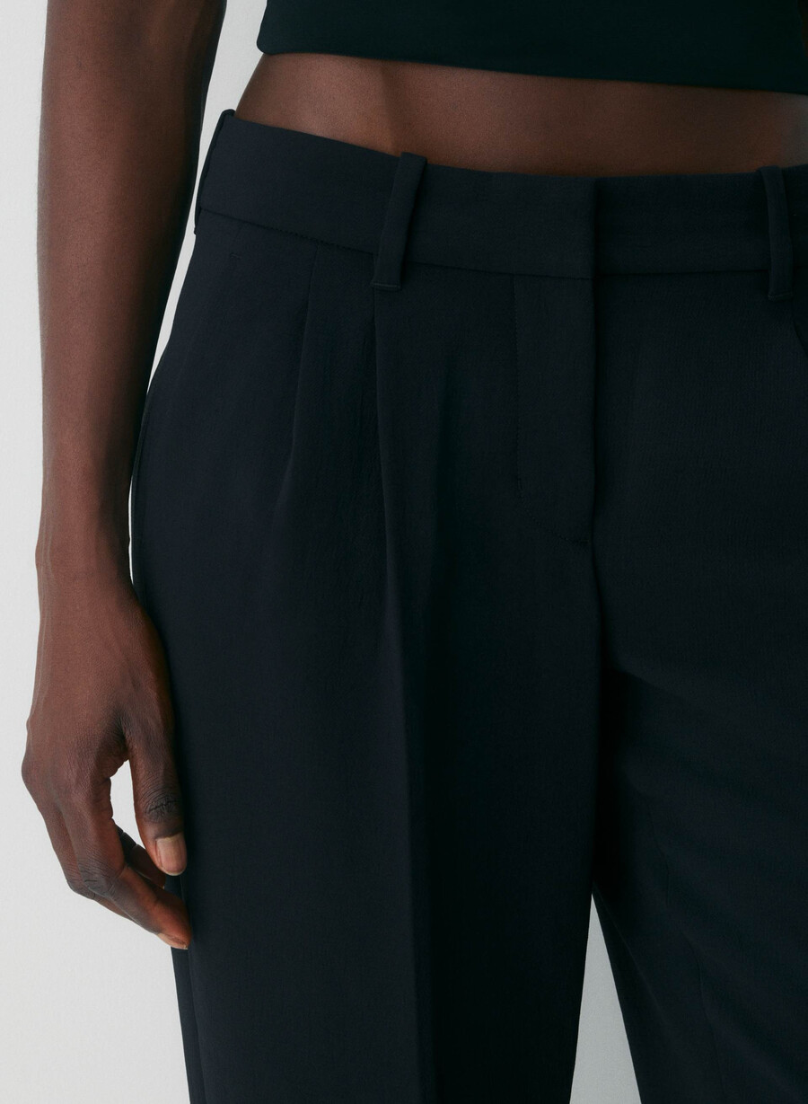 the effortless pant curve-fit lo-rise - crepette svart