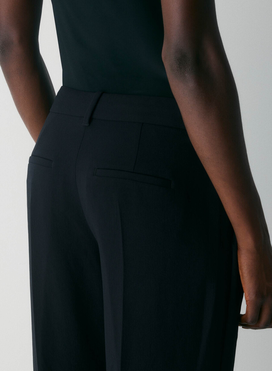 the effortless pant curve-fit lo-rise - crepette svart
