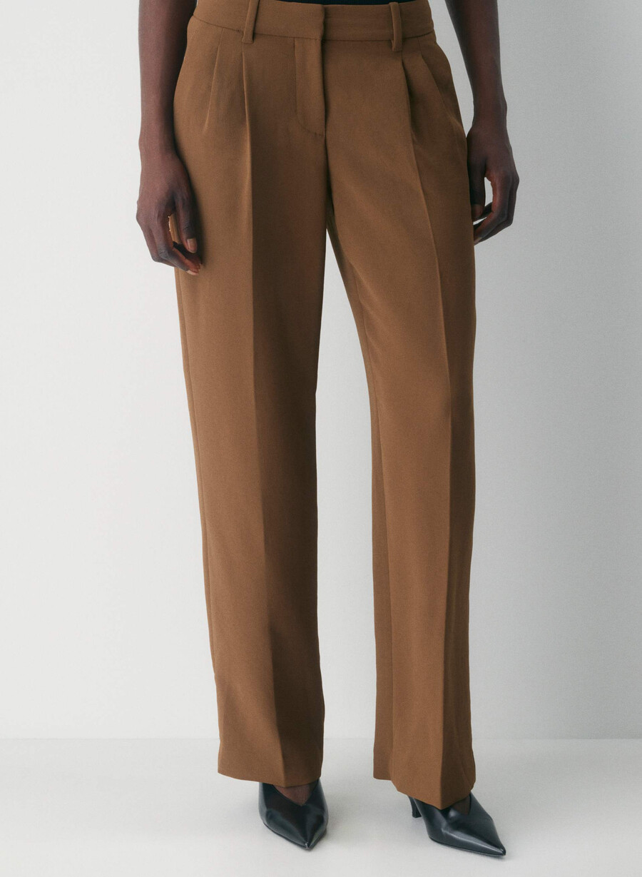the effortless pant curve-fit lo-rise - crepette chokladbrun