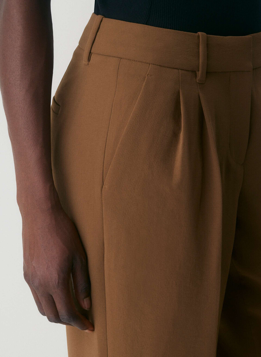the effortless pant curve-fit lo-rise - crepette chokladbrun