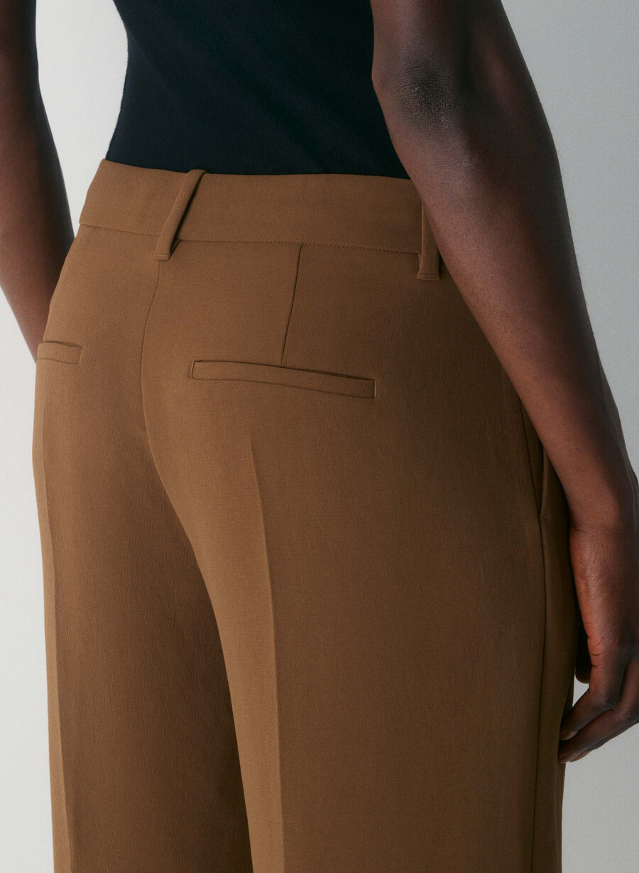 the effortless pant curve-fit lo-rise - crepette chokladbrun