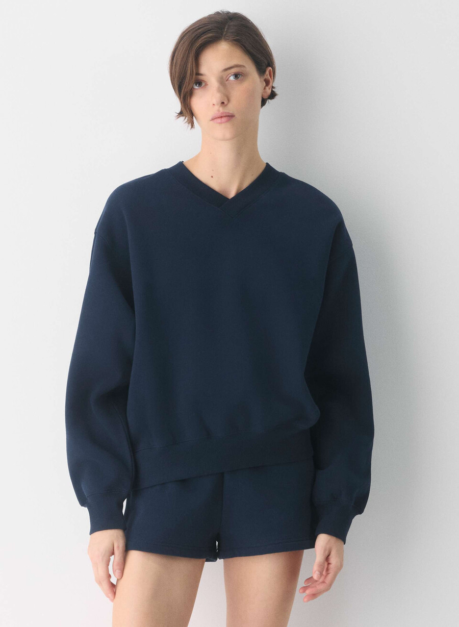 mysig fleece-tröja med v-ringning i pojkvänsmodell admiral