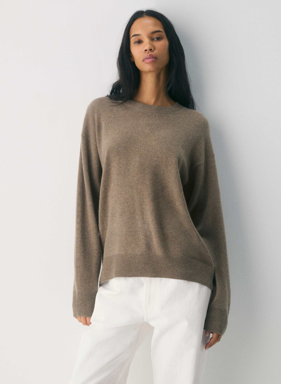 bare cashmere relaxed crew sweater ljunggrön folio brun