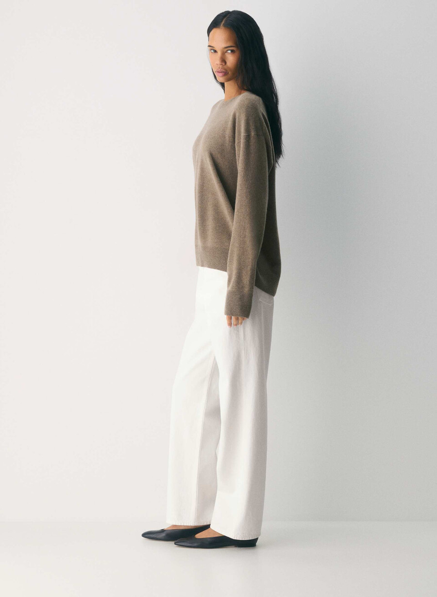 bare cashmere relaxed crew sweater ljunggrön folio brun