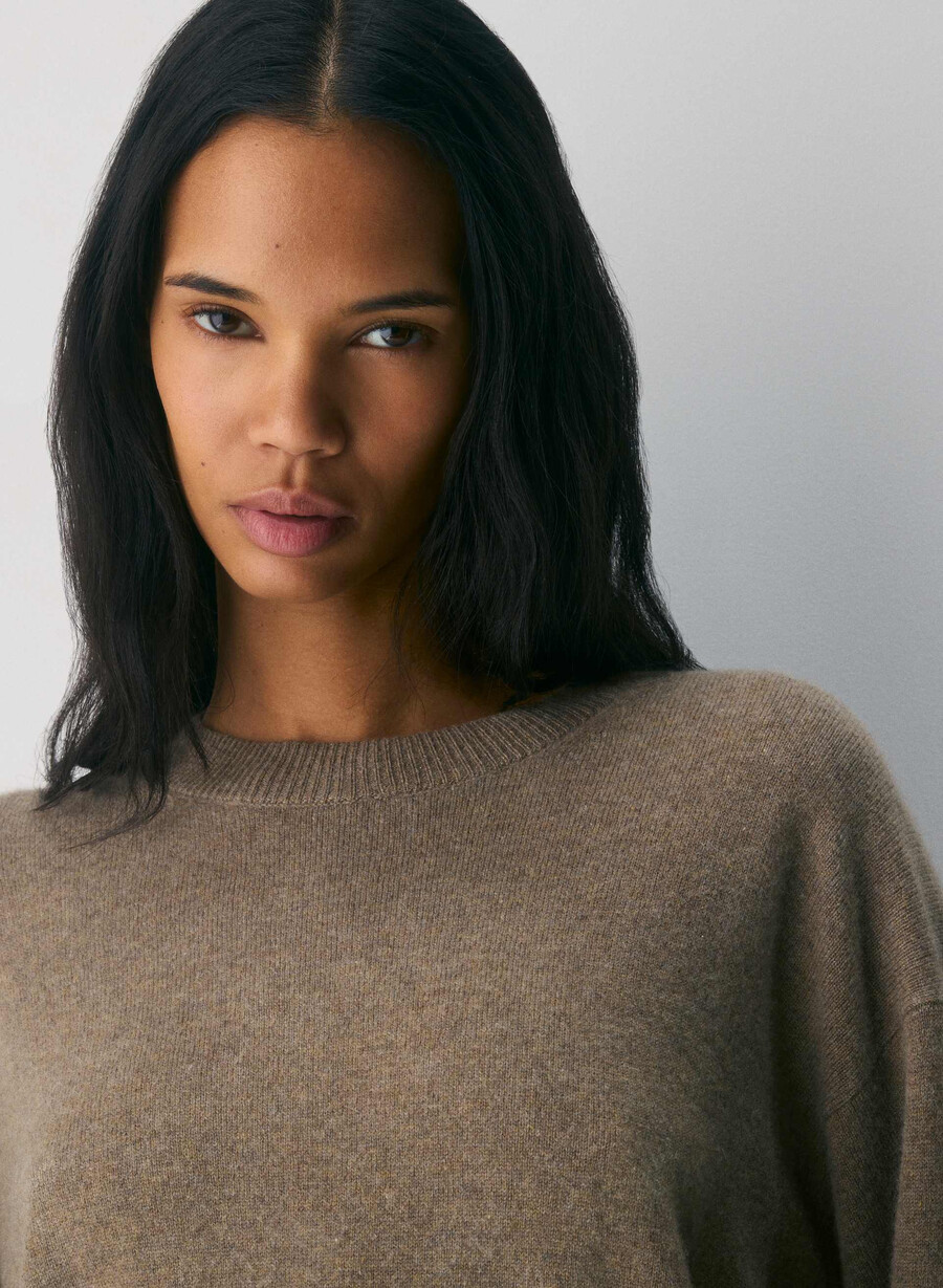 bare cashmere relaxed crew sweater ljunggrön folio brun