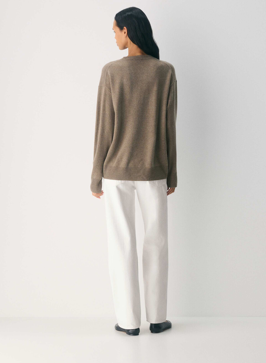 bare cashmere relaxed crew sweater ljunggrön folio brun